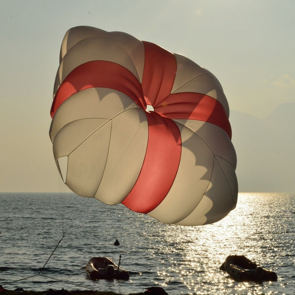 Parachutiste Sous Un Petit Auvent Bleu-foncé D'un Parachute Photo stock