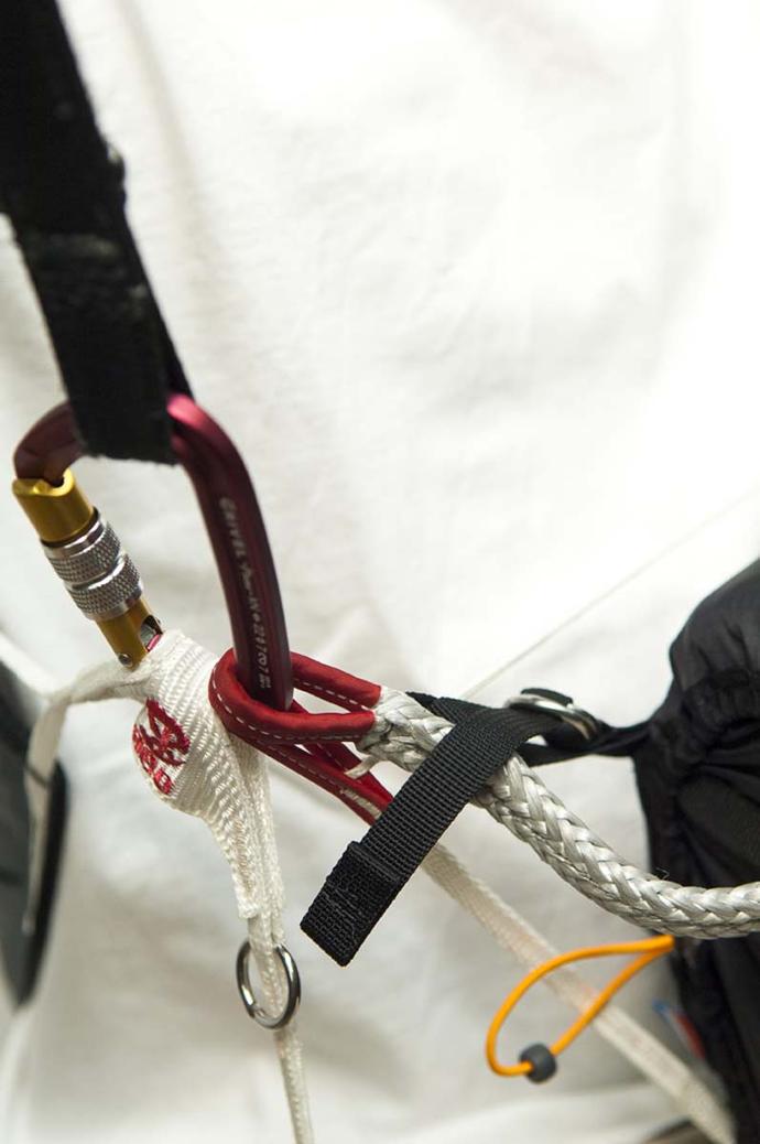 Neo container ventral emergency parachute pocket