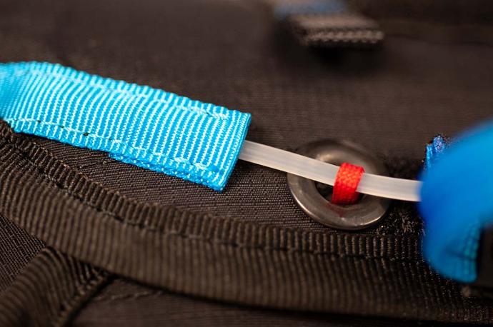 Neo container ventral emergency parachute pocket